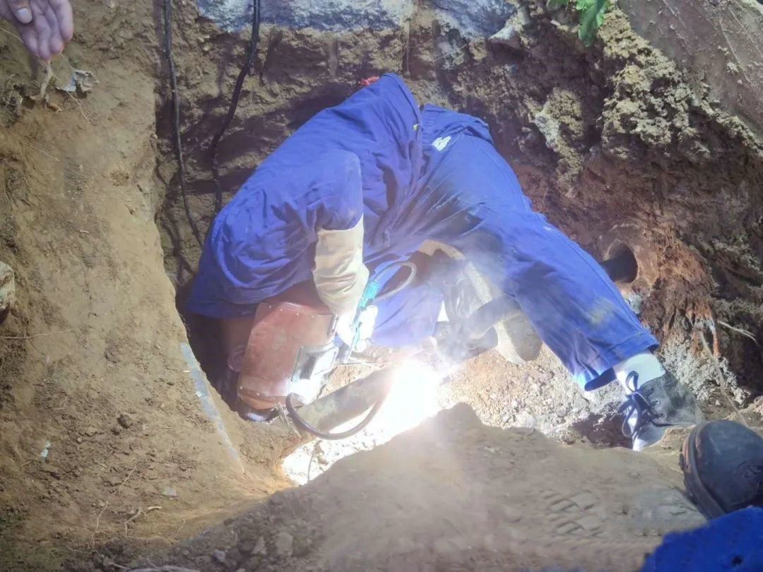 燃气改管专业人员分别来到首都机场和东苇路进行作业 燃气改管专业人员分别来到首都机场和东苇路进行作业