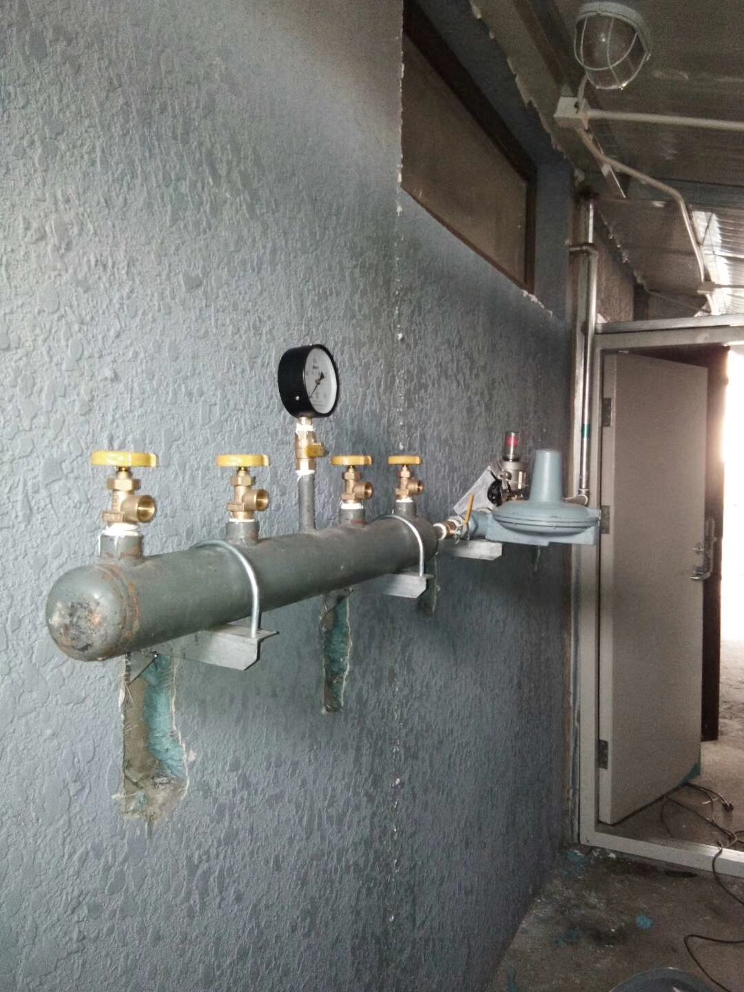 城管执法人员提醒广大餐厅经营者